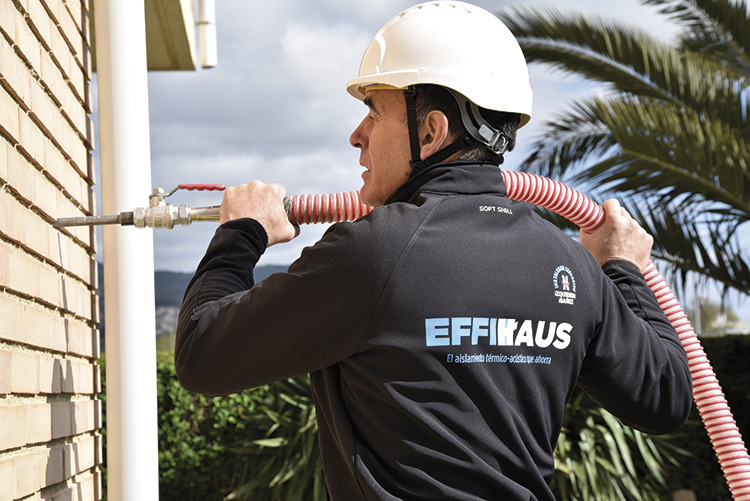 Operario Effihaus en el proceso de instalación de insuflado