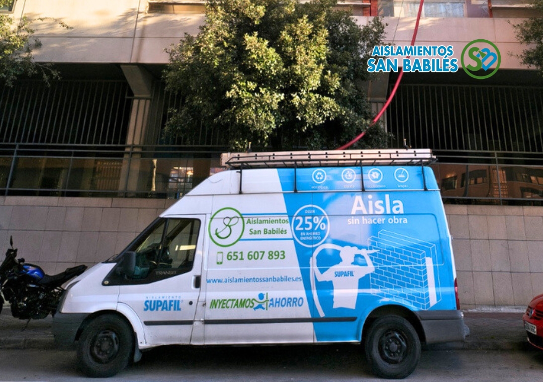 Una furgoneta de Aislamientos San Babilés realizando una inyección de Supafil.